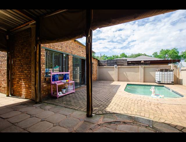 3 BEDROOM FREEHOLD FOR SALE IN BOKSBURG SOUTH